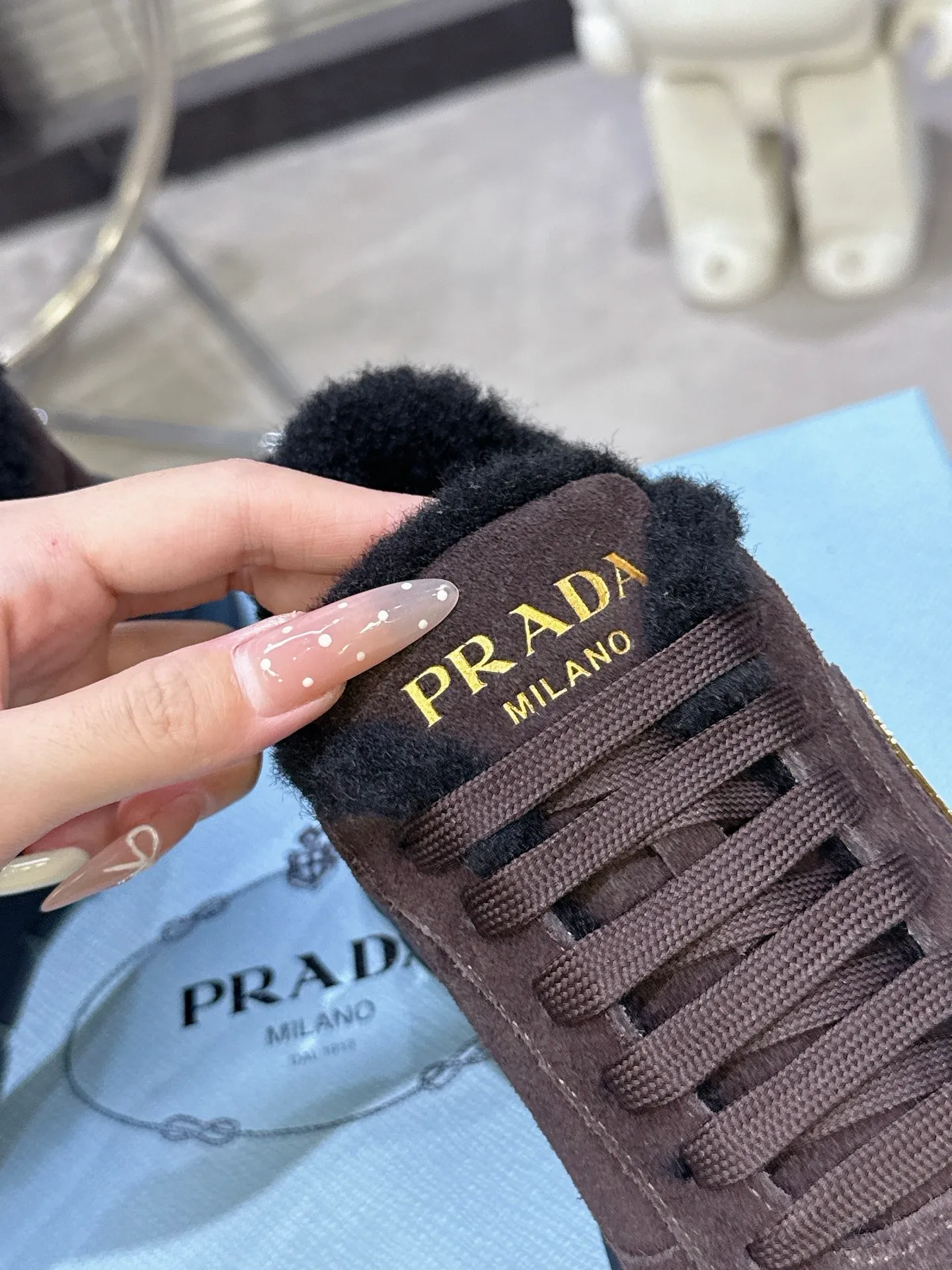 【PRADA】P: 660💰Couple style▪️Size: Women’s 35-40⚛Size: Men’s 39-44(45 customized) 2025 𝐬𝐬Prada’s new product, coming with strength! ❣️Many Internet celebrities have the same style, fashionable and versatile nice items, original shoes are developed and purchased from Italian counters, and are reproduced 1:1 according to the original taste. This year’s theme is not to be defined, embodying texture through simplicity💛From thick-soled sneakers to zigzag short boots to 2025 flat shoes, everything reveals a sure-fire momentum... It combines gentleness and handsomeness, the finishing touch for women❤️ Wear-resistant and ultra-light two-color outsole.